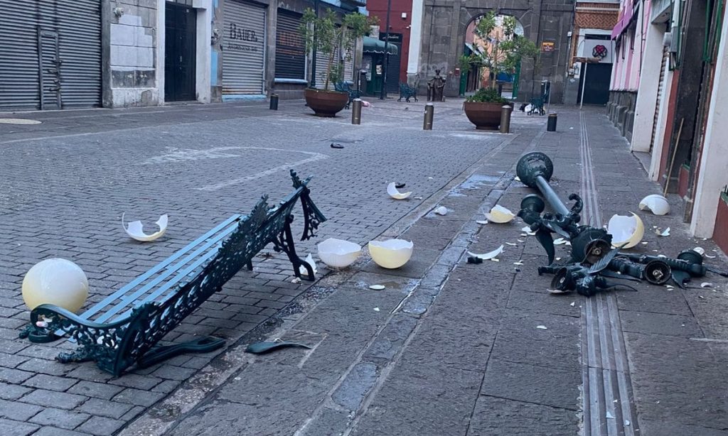 Conductor destruye banca y luminaria de la Calle de los Dulces en Puebla 1 Conductor destruye banca y luminaria de la Calle de los Dulces en Puebla