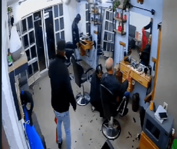 Asalto a mano armada en barbería El Bully de San Pedro Cholula: roban camioneta y pertenencias