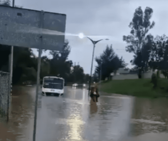 Lluvia intensa colapsa vialidades, bardas y servicios en Puebla capital