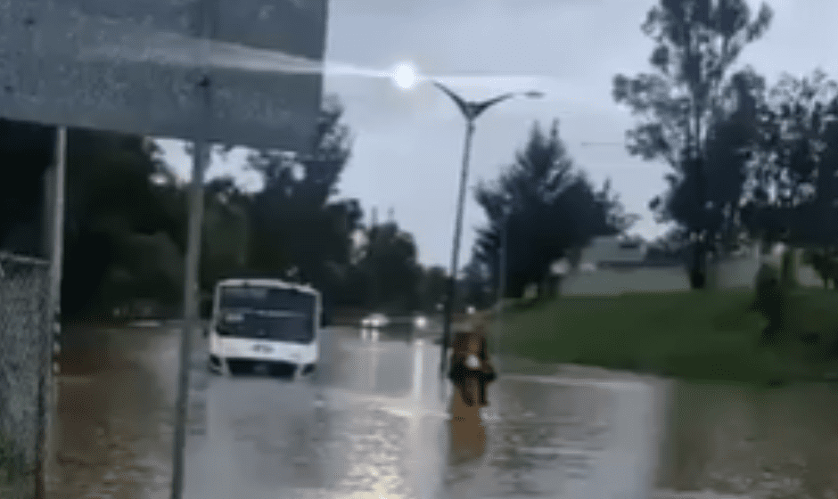 Lluvia intensa colapsa vialidades, bardas y servicios en Puebla capital