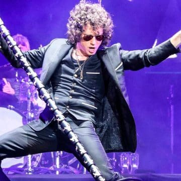 Enrique Bunbury regresa a México; arrebata celular a fan durante su primer concierto