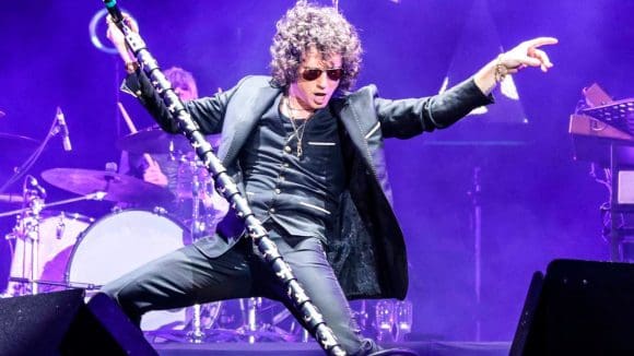 Enrique Bunbury regresa a México; arrebata celular a fan durante su primer concierto