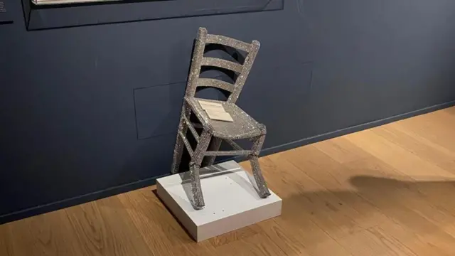 Escándalo en Italia: Rompen la silla de Van Gogh al intentar tomarse una foto 1 Escándalo en Italia: Rompen la silla de Van Gogh al intentar tomarse una foto
