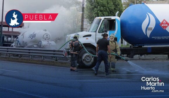 Fuga de gas LP en pipa generó alarma y cierre del Periférico Ecológico Puebla