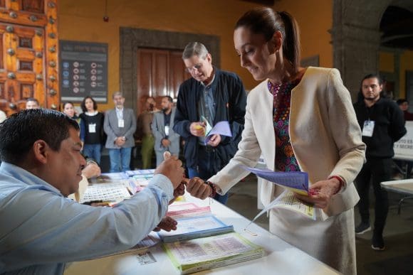 Claudia Sheinbaum ejerce su voto en la elección del Poder Judicial