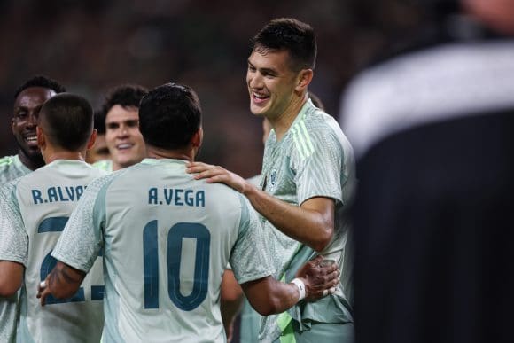 México derrota a Surinam 2-0 y asegura su pase a cuartos en la Copa Oro 2025