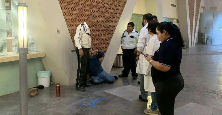 Guardias agreden a paciente en IMSS de Colima 2 Guardias agreden a paciente en IMSS de Colima 2