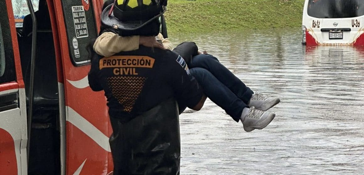 Lluvia colapsa vialidades en Puebla: rescates, calles inundadas y transporte detenido
