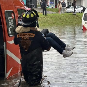 Lluvia colapsa vialidades en Puebla: rescates, calles inundadas y transporte detenido