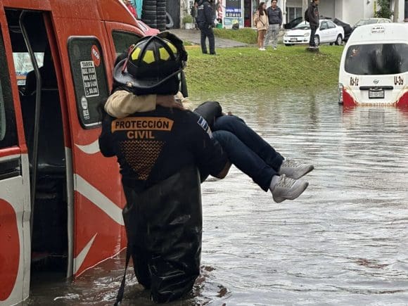 GufA0GraoAYUHht Lluvia colapsa vialidades en Puebla: rescates, calles inundadas y transporte detenido