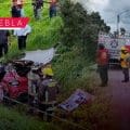 En Periférico Ecológico hombre muere prensado tras volcadura