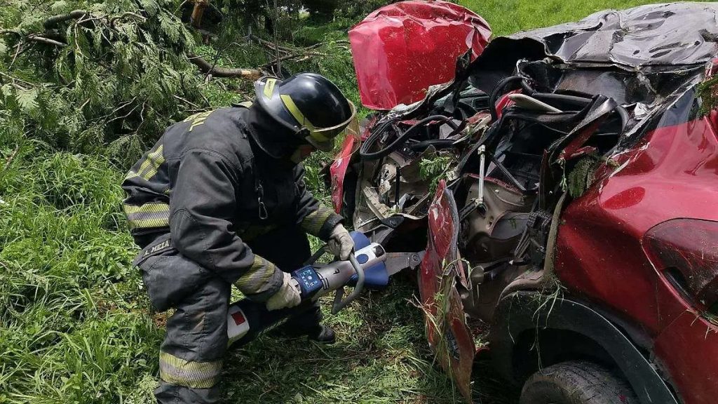En Periférico Ecológico hombre muere prensado tras volcadura 1 Hombre muere prensado tras volcadura en Periférico Ecológico