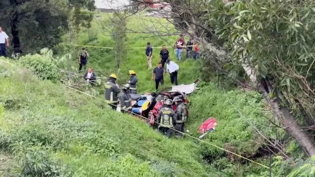 En Periférico Ecológico hombre muere prensado tras volcadura 2 Hombre muere prensado tras volcadura en Periferico Ecologico 3