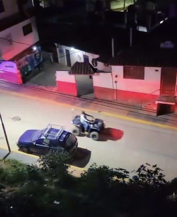 Mujer embarazada apuñala a policía y roba patrulla en Tetela de Ocampo