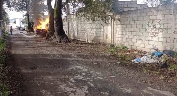 Hallan vehículo calcinado con cadáver en Bosques de Amalucan, Puebla