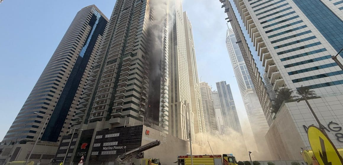 Incendio en rascacielos de Dubái obliga a evacuar casi 4 mil personas