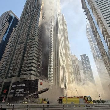 Incendio en rascacielos de Dubái obliga a evacuar casi 4 mil personas