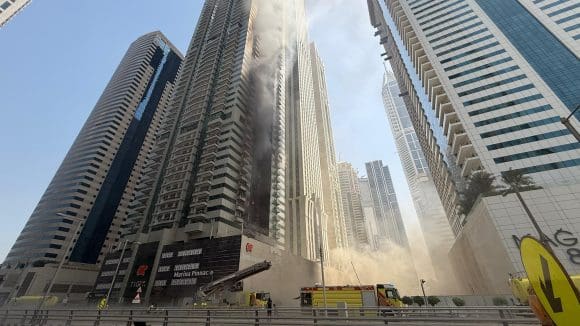 Incendio en rascacielos de Dubái obliga a evacuar casi 4 mil personas