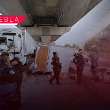 Intento de asalto a tráiler en la autopista México-Puebla provoca accidente