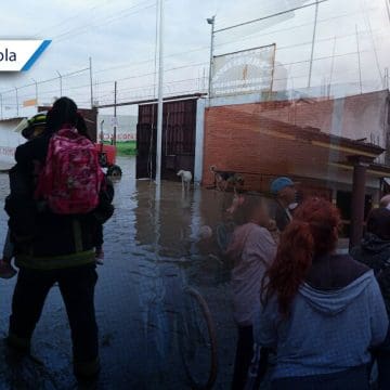 Inundación en primaria Emiliano Zapata de Coronango: Acuden a clases y más tarde los evacúan
