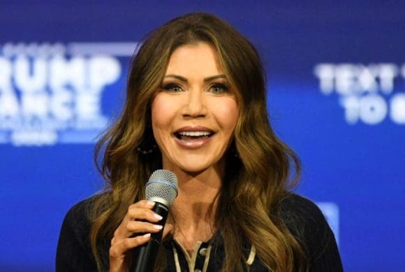 Kristi Noem, secretaria de Seguridad Nacional de EE.UU., es hospitalizada