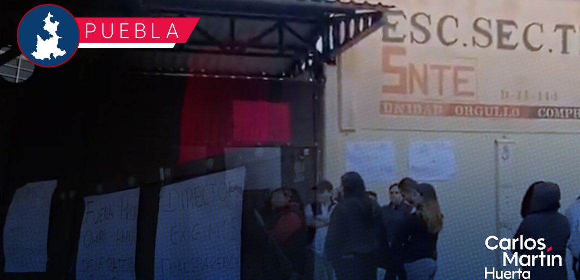 Manifestación en Secundaria Técnica 80 de Puebla; denuncian fraude y maltrato