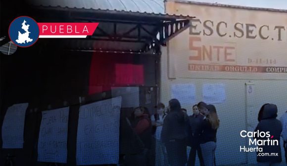 Manifestación en Secundaria Técnica 80 de Puebla; denuncian fraude y maltrato