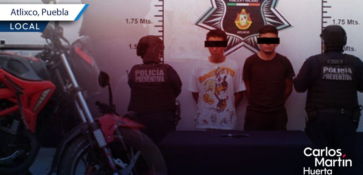 Recuperan motocicleta robada y detienen a dos hombres armados en Atlixco