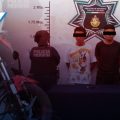 Recuperan motocicleta robada y detienen a dos hombres armados en Atlixco