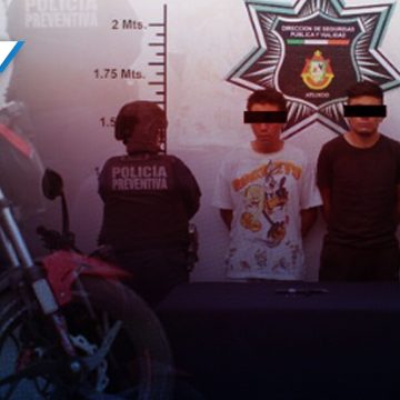 Recuperan motocicleta robada y detienen a dos hombres armados en Atlixco