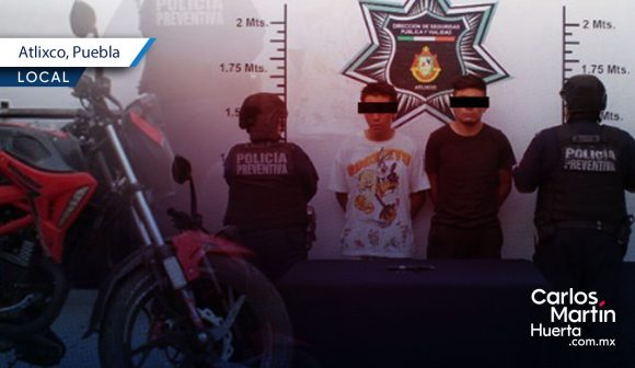 Recuperan motocicleta robada y detienen a dos hombres armados en Atlixco