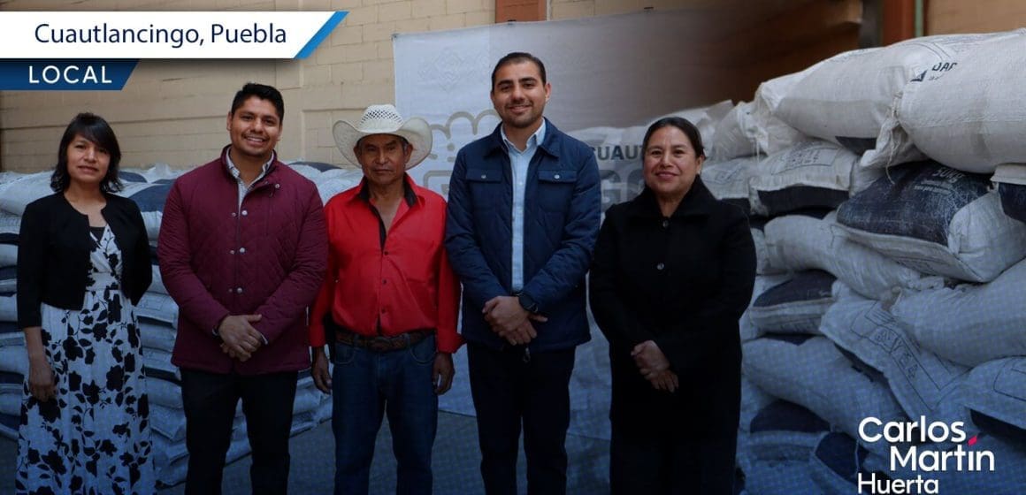 Omar Muñoz entrega fertilizantes a productores de San Lorenzo Almecatla para impulsar el campo