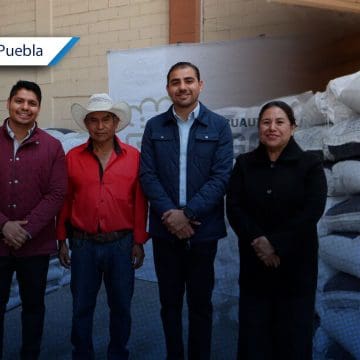 Omar Muñoz entrega fertilizantes a productores de San Lorenzo Almecatla para impulsar el campo
