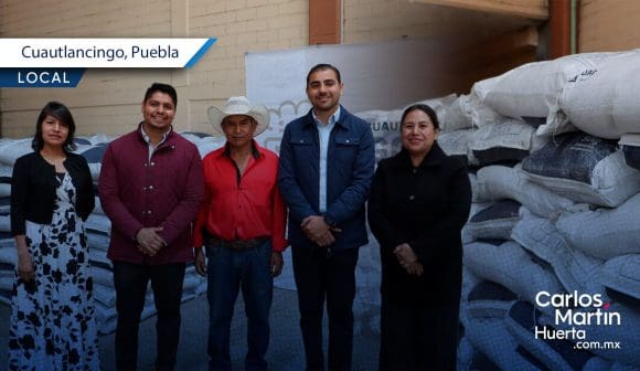 Omar Muñoz entrega fertilizantes a productores de San Lorenzo Almecatla para impulsar el campo