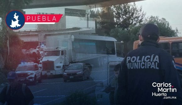 Policías logran frustrar asalto de tractocamión en la autopista México-Puebla