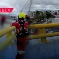 Rescatan a hombre tras intento de suicidio de puente en Central de Abasto