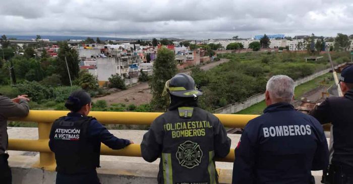 Rescatan a hombre tras intento de suicidio de puente en Central de Abasto 1 Rescatan a hombre tras intento de suicidio de puente en Central de Abasto