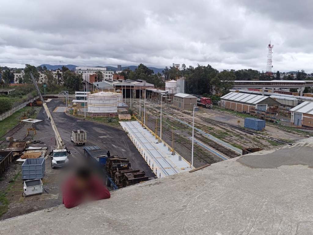 Rescatan a hombre tras intento de suicidio de puente en Central de Abasto 2 Rescatan a hombre tras intento de suicidio de puente en Central de Abasto 3