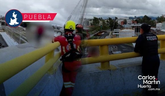 Rescatan a hombre tras intento de suicidio de puente en Central de Abasto
