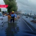 Tres vehículos se quedan varados tras intentar pasar inundación en Periférico Ecológico