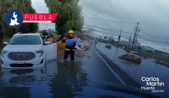 Tres vehículos se quedan varados tras intentar pasar inundación en Periférico Ecológico