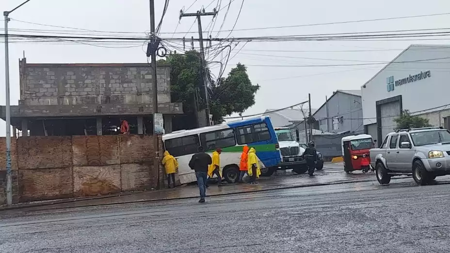 Unidad de transporte público choca contra inmueble en Valsequillo 1 Unidad de transporte público choca contra inmueble en Valsequillo