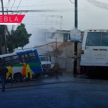 Unidad de transporte público choca contra inmueble en Valsequillo