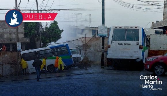Unidad de transporte público choca contra inmueble en Valsequillo