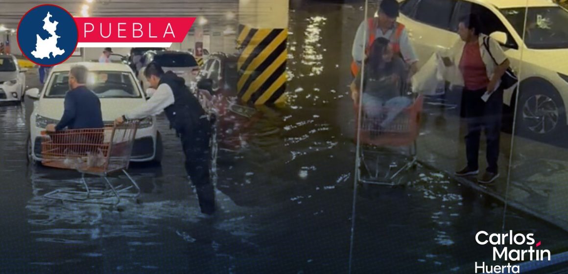 Los ‘viene viene’ trasladan a clientes en carritos de súper tras inundación en Chedraui Puebla