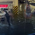 Los ‘viene viene’ trasladan a clientes en carritos de súper tras inundación en Chedraui Puebla
