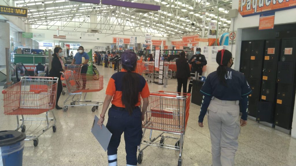 Los 'viene viene' trasladan a clientes en carritos de súper tras inundación en Chedraui Puebla 2 Viene viene traslada a clientes en carritos de super tras inundacion en Chedraui Puebla 3