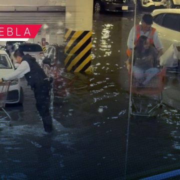 ‘Viene viene’ traslada a clientes en carritos de súper tras inundación en Chedraui Puebla
