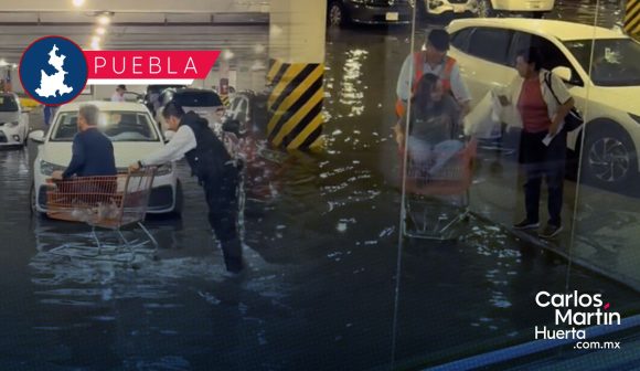 Los ‘viene viene’ trasladan a clientes en carritos de súper tras inundación en Chedraui Puebla