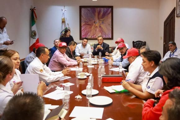 Trabajadores de Salud y SEGOB pactan revisión de servidores públicos y mejoras laborales